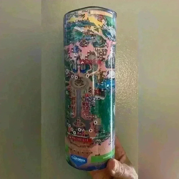 Disneyland map 20oz. Tumbler with lid and straw NEW - Picture 1 of 3